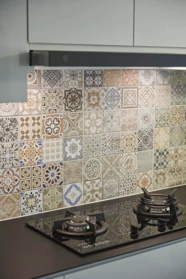 Kitchen tiles before cleaning 2